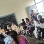 संस्कृत विभाग द्वारा आयोजित कार्यक्रम में मौजूद छात्रा