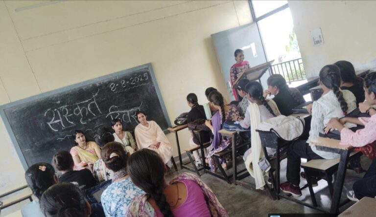संस्कृत विभाग द्वारा आयोजित कार्यक्रम में मौजूद छात्रा
